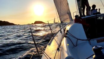 Navigation au coucher de soleil