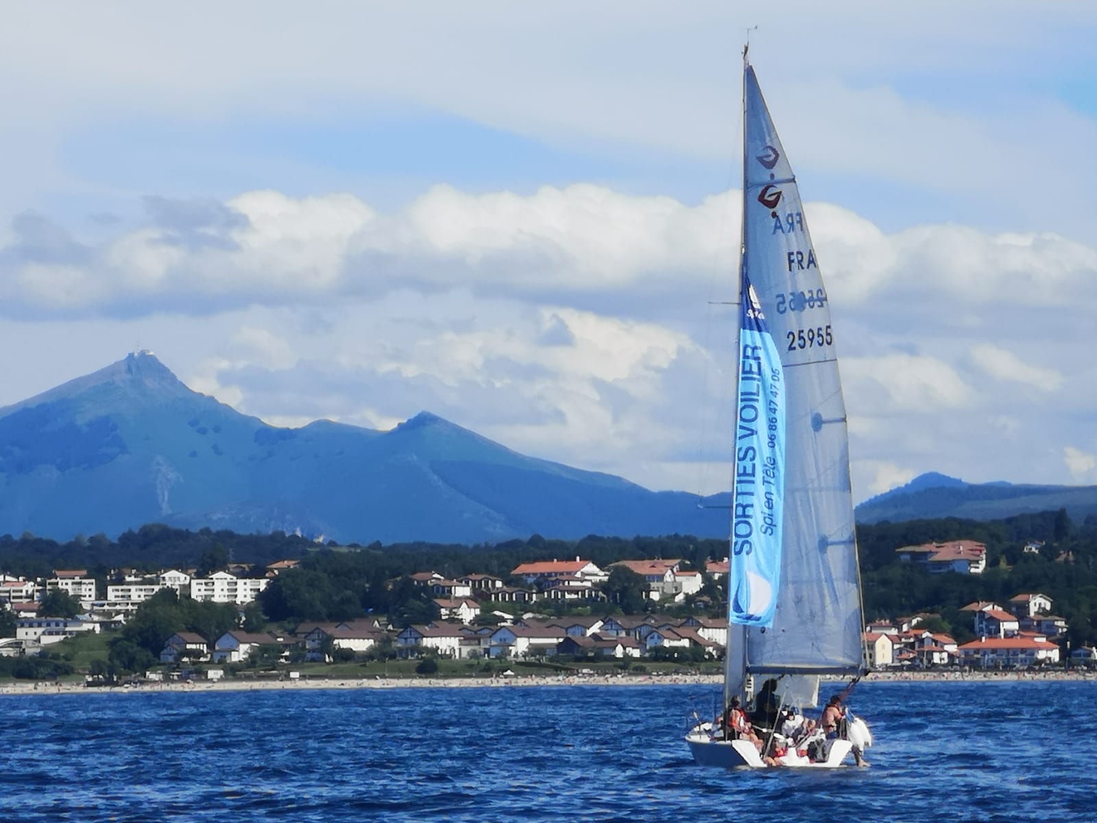 Voilier Spi en tête en pleine mer