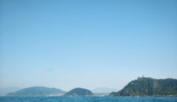 Les 7 meilleurs spots de voile au Pays basque pour apprendre à naviguer